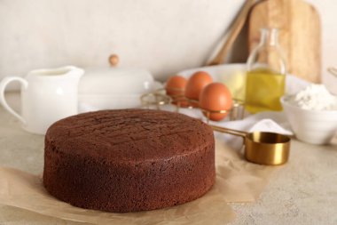 Hafif grunge arka planda malzemeleri olan lezzetli çikolatalı kek.