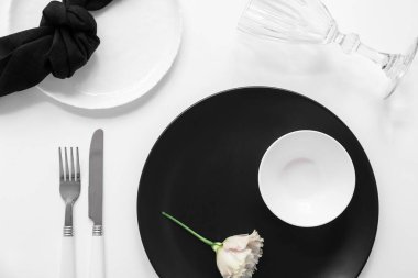 Açık arkaplanda beyaz ve siyah renkli tablo ayarı