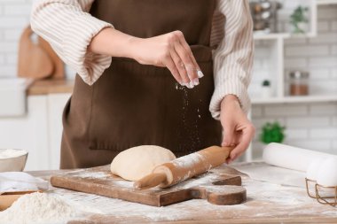 Kadın mutfakta taze hamur yapıyor.