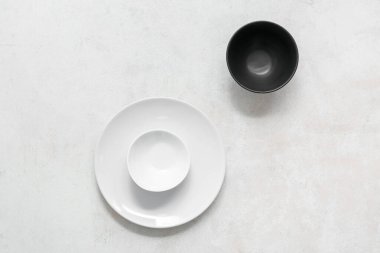 Açık arkaplanda siyah beyaz plakalar