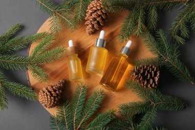 Gri zemin üzerinde kozalaklı koni yağı bulunan tahta