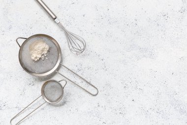 Un ve hafif arkaplanda çırpılmış metal süzgeçler