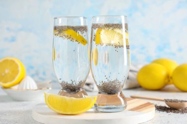 Bir bardak limon suyu ve grunge masasında chia tohumları, yakın plan.