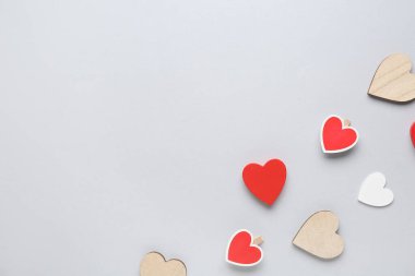 Beyaz arka planda farklı kalpler. Sevgililer Günü kutlaması