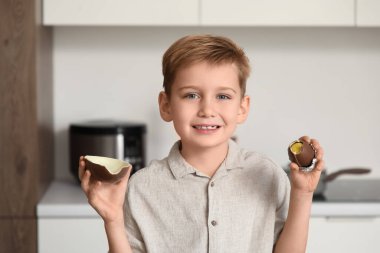 Mutfakta çikolatalı yumurtası olan şirin bir çocuk.