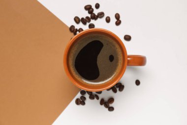 Renkli fasülyeli bir fincan lezzetli kahve.