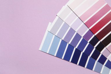 Açık mor arkaplanda farklı boya paletleri