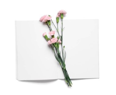 Beyaz arka planda pembe karanfilli boş bir dergi aç