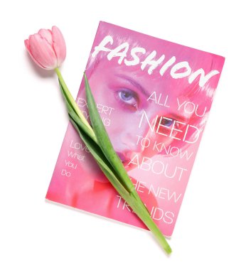 Beyaz arka planda pembe lale olan dergi