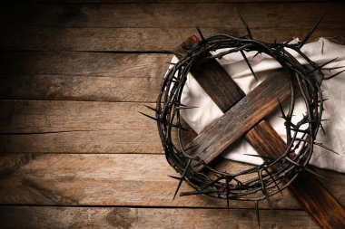 Dikenli taç haç ve ahşap arka planda beyaz bez