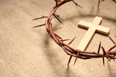 Kum zemininde ahşap haç olan dikenli taç