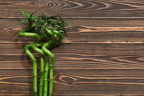 Ahşap arka planda yeşil bambu sapları