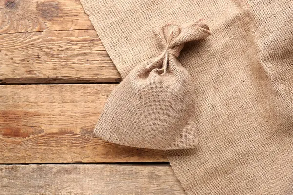 Çuval ve çuval bezi ahşap arka planda