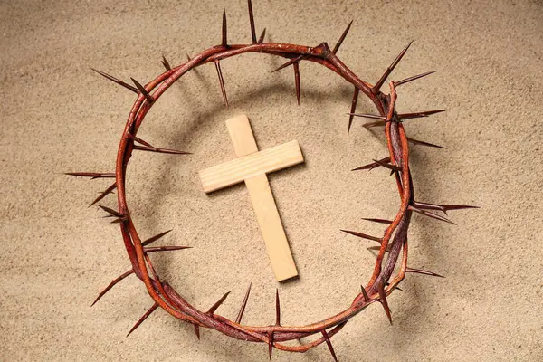 Kum zemininde ahşap haç olan dikenli taç