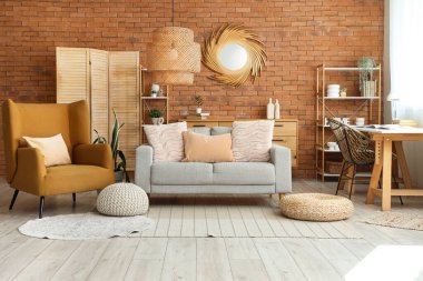 Rahat kanepesi, koltuğu ve aynası olan güzel bir yer.