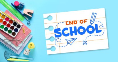 Açık mavi arkaplan üzerindeki Okulun Metni ve Kırtasiyesi