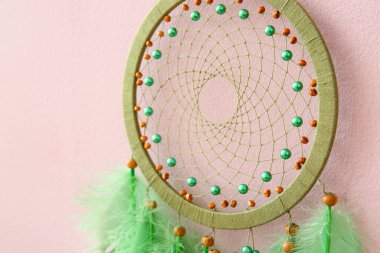 Pembe duvarda asılı düş kapanı, yakın plan.