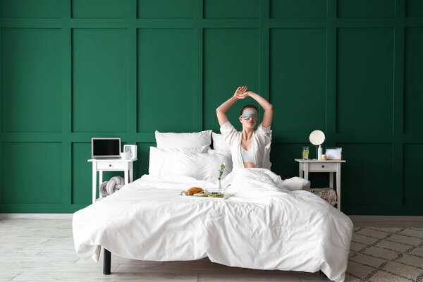 Утро молодой женщины, растянувшейся в спальне