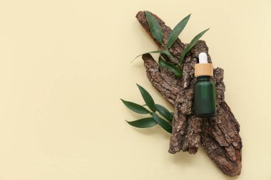 Gerekli yağ, ağaç kabuğu ve bitki yapraklarıyla renklendirilmiş bileşim