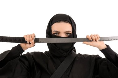 Beyaz arka planda kılıcı olan bir kadın ninja.