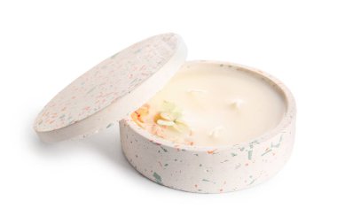 Beyaz arkaplanda mumu olan tutucu