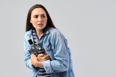 Arka planda votka şişeleri olan sarhoş genç bir kadın.