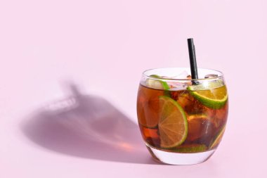 Leylak arkaplanlı soğuk Küba Libre kokteyli