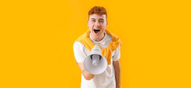 Sarı arka planda megafona bağıran genç adam. 