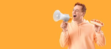 Lezzetli sosisli ve sarı arka planda megafonu olan genç bir adam.