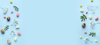 Çerçeve çiçeklerden, yeşil yapraklardan ve Paskalya yumurtalarından yapılmış.