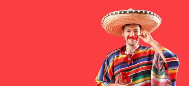 Kırmızı arka planda kırmızı biberli genç Meksikalı adam mesaj için yer var.