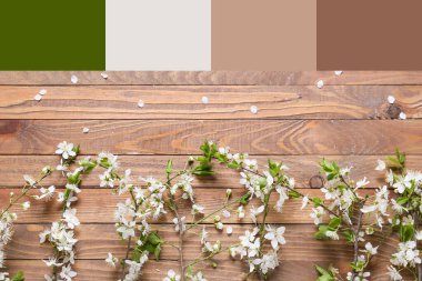 Ahşap arka planda güzel açan dallar