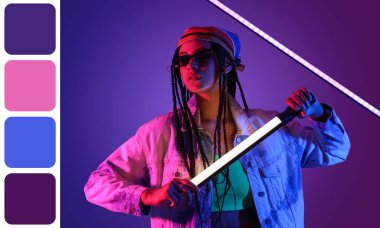 Güneş gözlüklü, koyu mor arka planda neon lambalı genç bir Afro-Amerikalı kadın. Farklı renk desenleri