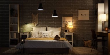 Karanlık yatak odasının içinde gece lambaları, kahve fincanı ve yatağında kitaplar vardı.