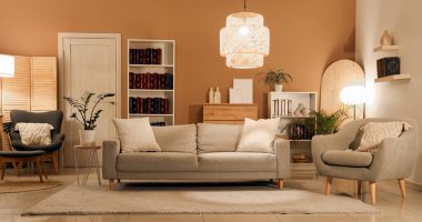 Rahat kanepesi, kitaplığı ve koltuğu olan oturma odasının içinde.