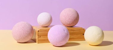 Renkli arkaplanda lavanta banyosu bombaları olan kompozisyon