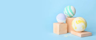 Mavi arka planda banyo bombaları olan kompozisyon