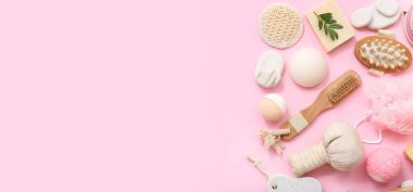 Pembe arkaplanda farklı banyo aksesuarları metin ve üst görünüm için yer var.