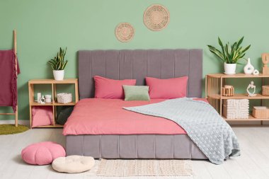 Şık bir yatak odası, yatak odası, çekmeceler ve ev bitkileri.