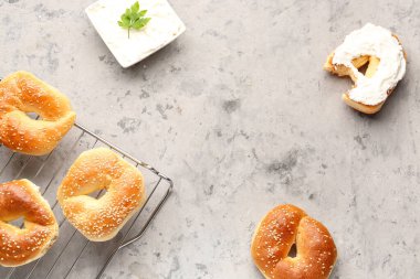 Arkaplanda susamlı ve krem peynirli lezzetli simit ızgarası.