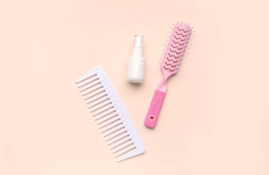 Bej arka planda püskürtülmüş saç fırçaları.