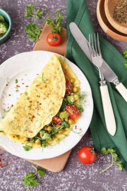 Gri grunge arka planda sebzeli lezzetli omlet