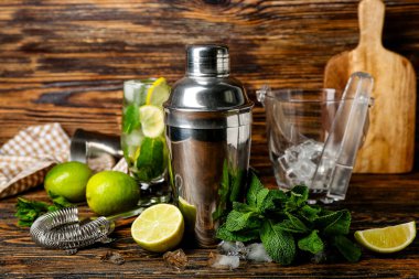 Tahta arka planda mojito hazırlamak için gereken malzemeler.