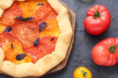 Lezzetli domates galeti ve koyu arkaplanda fesleğen.