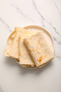 Beyaz mermer zemin üzerinde taze lavaş tabakası