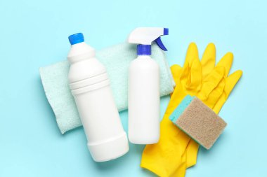 Mavi arka planda farklı temizlik malzemeleri