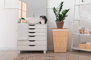 Lavabo lavabosu çekmecelerde, aynada ve banyoda.