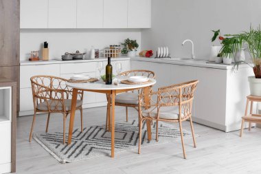 Loş mutfağın içinde yemek masası servis edildi.