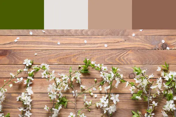 Ahşap arka planda güzel açan dallar