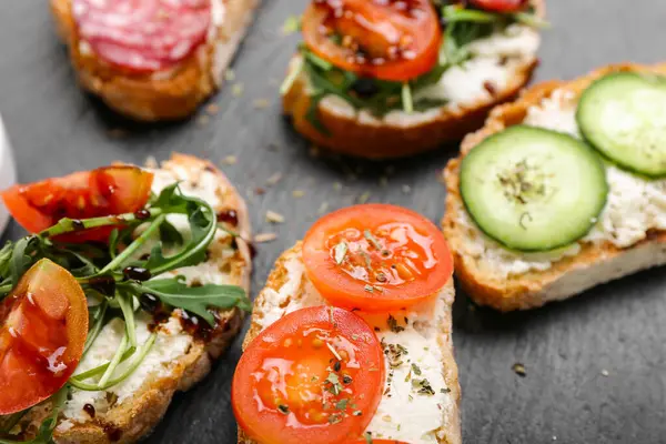 Lezzetli sandviçli tahta, yakın plan.